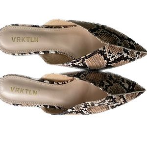 *Snakeskin Pointy Flat Shoes